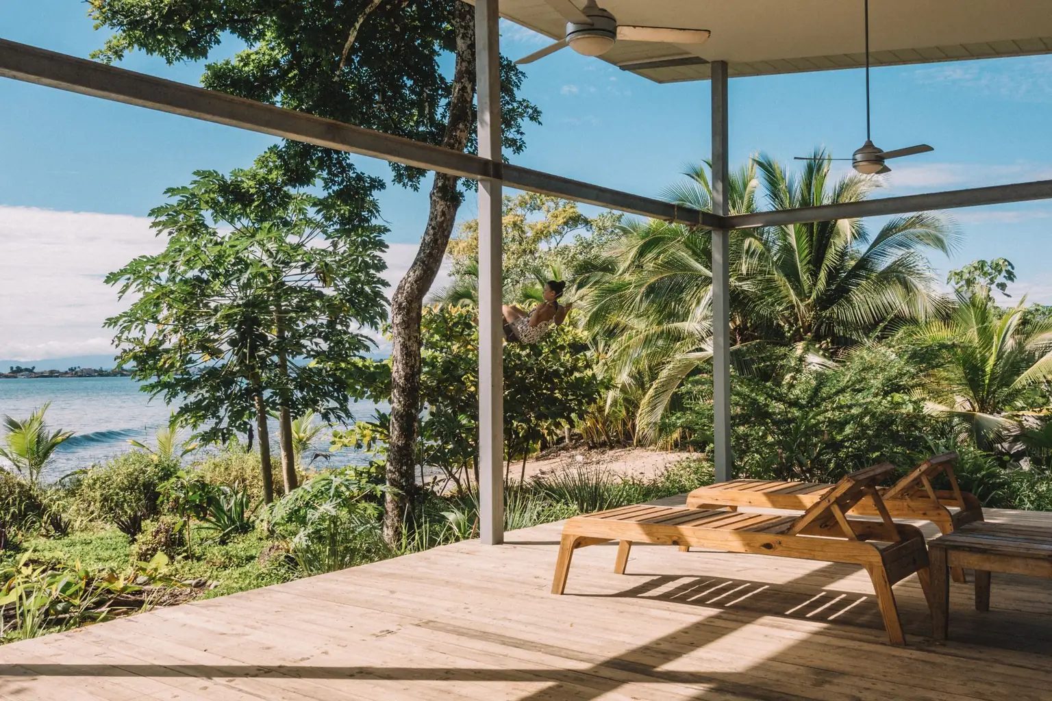 Garden Apartment — terraza con vista al jardín
