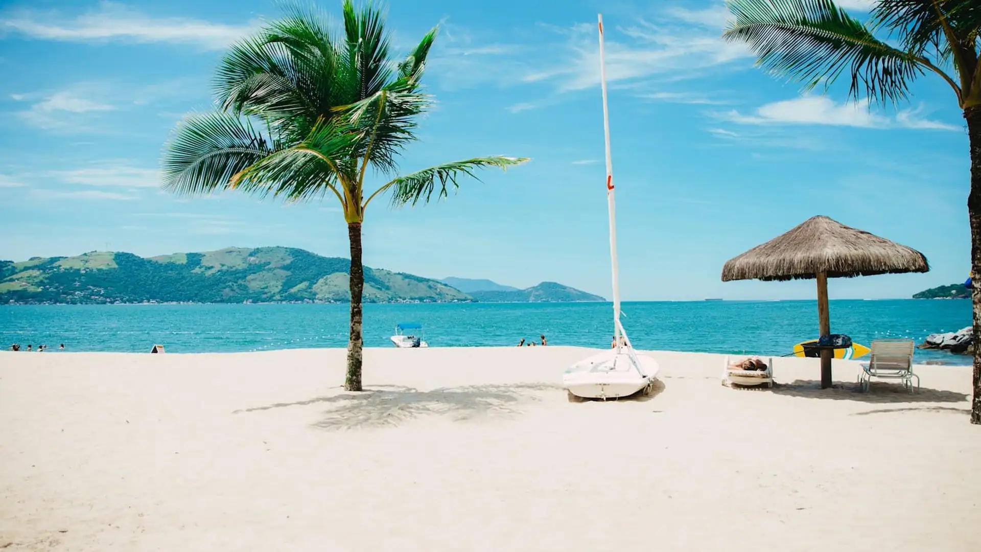 Playa privada con palapas