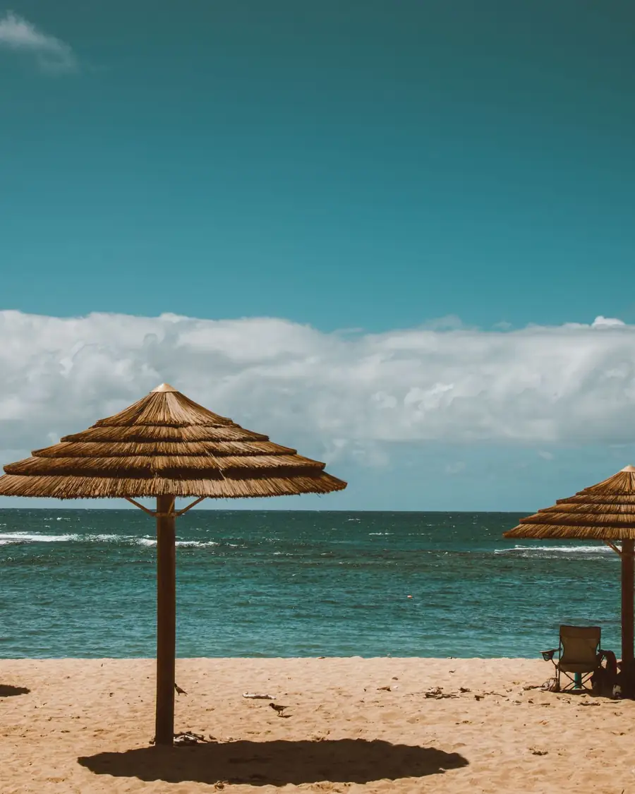Playa con palapas en Puerto Vallarta